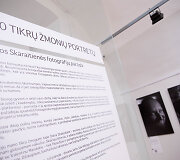 Parodos &bdquo;100 tikrų žmonių portretų&ldquo; akimirka