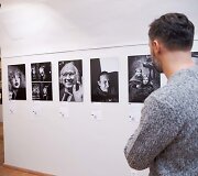 Parodos &bdquo;100 tikrų žmonių portretų&ldquo; akimirka