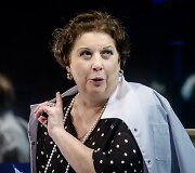 Larisa Kalpokaitė spektaklyje &bdquo;Palaukit, kieno čia gyvenimas&ldquo;