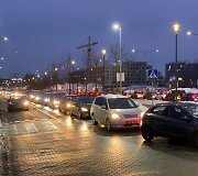 Automobilių eilės prie COVID-19 mobilaus patikros punkto Vilniuje