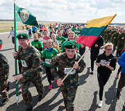 &Scaron;iauliuose vyko tradicinis bėgimas naikintuvų kilimo-tūpimo taku &bdquo;Runway Run 2018&ldquo;