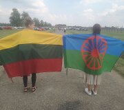 Lietuvių ir romų vėliavos