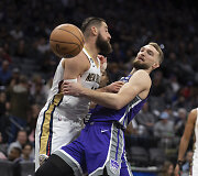 Domantas Sabonis prie&scaron; Joną Valančiūną