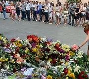 Gėlės ne&scaron;amos prie Nyderlandų ambasados Kijeve