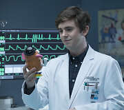 Freddie Highmore'as seriale &bdquo;The Good Doctor&ldquo;