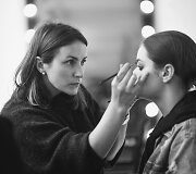 Rolana Kuprytė daro makiažą