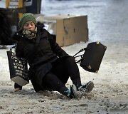 Slidžioje perėjoje krenta paslydusi moteris.