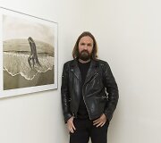 Fotografas Rytis &Scaron;e&scaron;kaitis ir jo įsigyta Rimanto Dichavičiaus fotografija