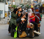 Palestiniečiai bėga i&scaron; savo namų po Izraelio atakų Gazos Ruože