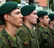 Jaunesniųjų karininkų vadų mokymų pirmojo karininko laipsnio suteikimo ceremonija