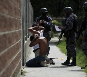 Salvadoro policija ėmėsi veiksmų prie&scaron; &scaron;alyje karaliavusias nusikalstamas gaujas
