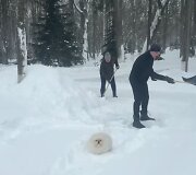 Aliaksandras Luka&scaron;enka su sūnumi atkasinėja savo rezidenciją