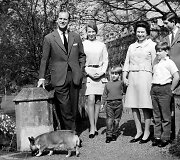 Karalienė Elizabeth II ir princas Philipas su vaikais (i&scaron; kairės): Anne, Edwardas, Andrew ir Charlesas (1968 m.)