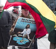  Protestuotojai prie vyriausiosios rinkimų komisijos pastato.