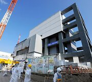 Branduolinio kuro strypų saugykla &scaron;alia Fuku&scaron;imos atominės elektrinės 4-ojo reaktoriaus pastato
