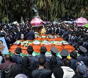 &bdquo;Ethiopian Airlines&ldquo; aviakatastrofos aukų laidotuvėse &ndash; tūkstančiai žmonių