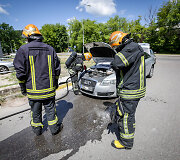 Sostinės Pieninės gatvėje gelbėtojai gesino automobilį