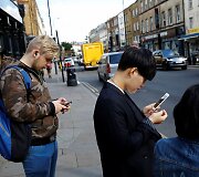 Telefonų ekranai užvaldę Londono gyventojus