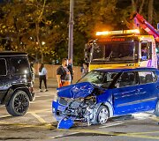 Prie Žaliojo tilto susidūrė &bdquo;&Scaron;koda&ldquo; ir prabangus &bdquo;Mercedes&ldquo; automobilis