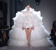 &bdquo;Giambattista Valli&ldquo; 2019 m. pavasario ir vasaros kolekcijos modelis