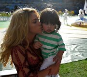 Shakira su sūnumi Milanu Pasaulio futbolo čempionato uždarymo ceremonijoje