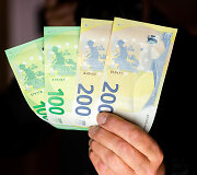Pristatyti naujosios serijos &bdquo;Europa&ldquo; 100 ir 200 eurų banknotai