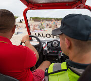 Jonas Pirožnikas kartu su policijos pareigūnu būdi pliaže