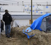 Dalis migrantų prie Kalė perkelti į jūrinius konteinerius