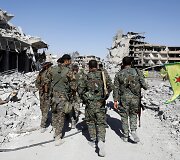 JAV remiamos pajėgos Sirijoje skelbia visi&scaron;kai užėmusios buvusią &bdquo;Islamo valstybės&ldquo; sostinę Raką