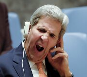 Žiovaujantis Johnas Kerry
