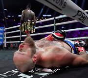 Deontay Wilderis nokautavo Robertą Heleniusą.