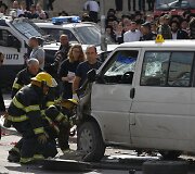 Palestinietis Jeruzalėje savo mikroautobusą nukreipė būrį žmonių.