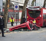 Dviauk&scaron;čio autobuso avarija Londone 