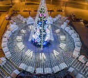 Įžiebta Vilniaus Kalėdų eglė &bdquo;Laikas&ldquo; &ndash; lyg stilizuotas laikrodis