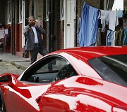 Londono mokyklos i&scaron;leistuvėse abiturientai i&scaron;sinuomoja prabangius automobilius