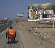 Ry&scaron;kus kontrastas tarp reklamų ir nykaus Peru peizažo