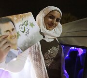 Damaske žmonės &scaron;ventė Basharo al Assado pergalę Sirijos prezidento rinkimuose.