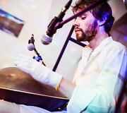 Tomas groja Lietuvoje labai neįprastu instrumentu