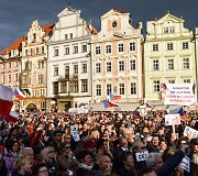 Prahoje tūkstančiai žmonių protestuoja prie&scaron; vyriausybę	