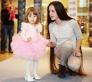Ilgiausių plaukų savininkė Julija Aleksejeva su dukra Nikol
