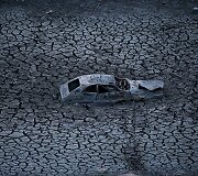 Automobilis ant i&scaron;džiūvusio Almadeno tvenkinio dugno