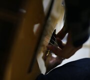 Klientas i&scaron;mėgina gitarą