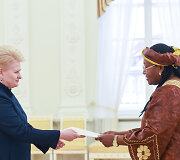Lietuvos prezidentė Dalia Grybauskaitė ir Jungtinės Tanzanijos Respublikos ambasadorė Dora Mmari Msechu
