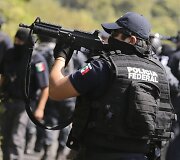Dingusių studentų ie&scaron;kojo Meksikos policija