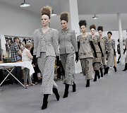 &bdquo;Chanel&ldquo; 2017 m. pavasario-vasaros auk&scaron;tosios mados kolekcijos modelis