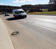 Kanalizacijos &scaron;ulinių dangčiai Vilniaus Vakariniame aplinkkelyje