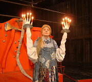 Regina Varnaitė (Beatričė) spektaklyje &bdquo;Meilė džiazas ir velnias&ldquo; (J.Gru&scaron;as, rež. J.Vaitkus, 2001)