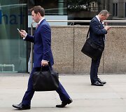 Telefonų ekranai užvaldę Londono gyventojus