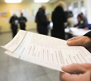 Lietuvoje prasidėjo savivaldų rinkimai &ndash; žmonės plūsta į rinkimų apylinkes.