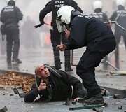 Belgijos policininkas ir sužeistas protestuotojas 